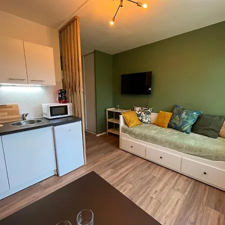 Amazonite, Proche Centre De Stationnement A Proximite