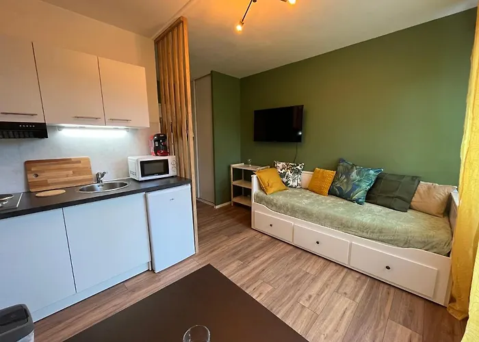 Amazonite, Proche Centre De Stationnement A Proximite